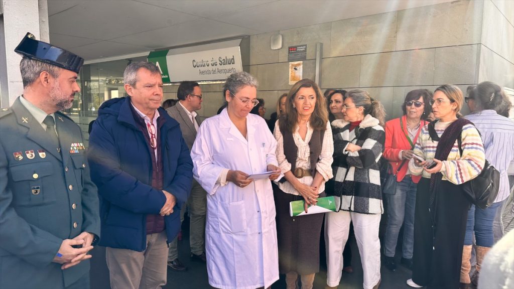 En los centros de salud se celebraron actos para condenas las agresiones a sanitarios.