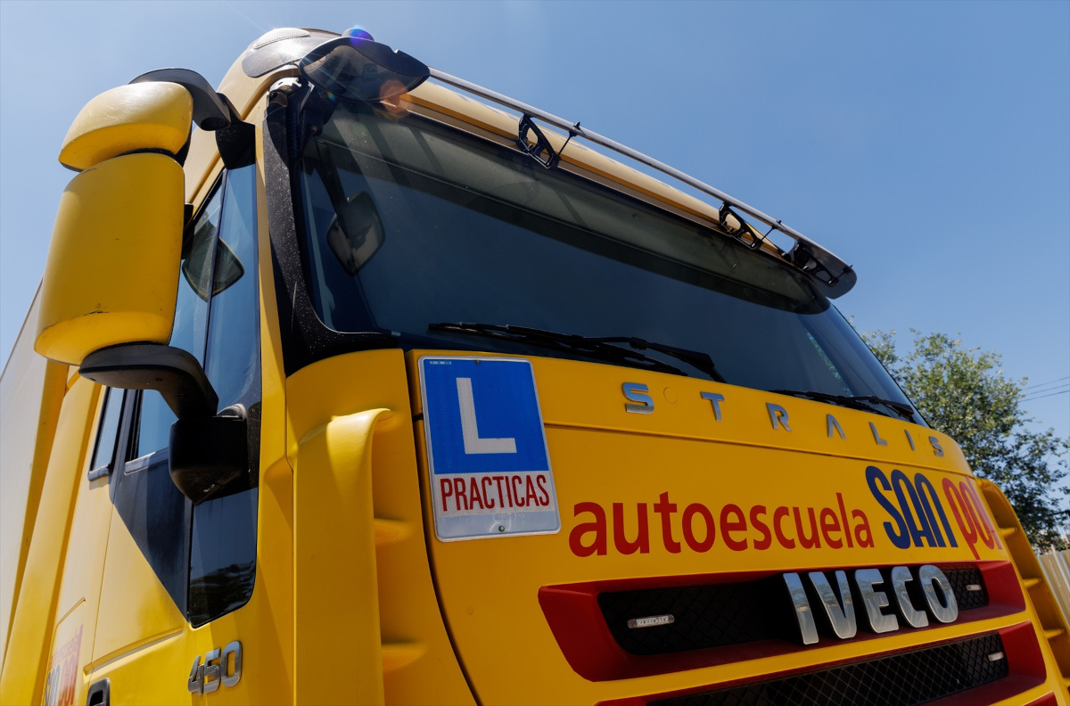 Mientras hay alumnos que no pueden hacer los exámenes en las autoescuelas, España demanda transportistas que está buscando en Marruecos y América latina.