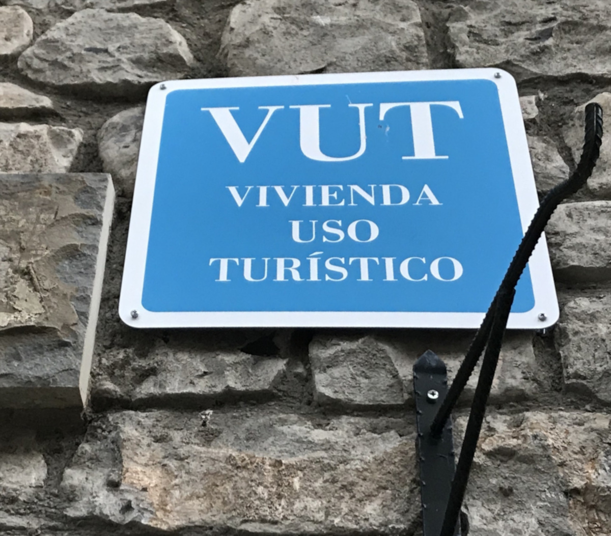 Asociaciones vecinales de Centro convocan hoy una concentración en Antón Martín contra los pisos turísticos Cartel de Vivienda de Uso Turístico.