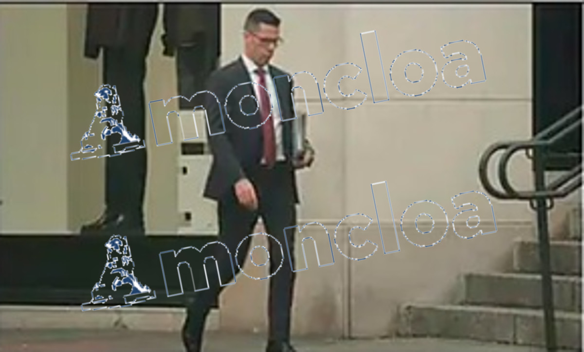 El comandante Rubén Villalba saliendo de una reunión con Koldo.