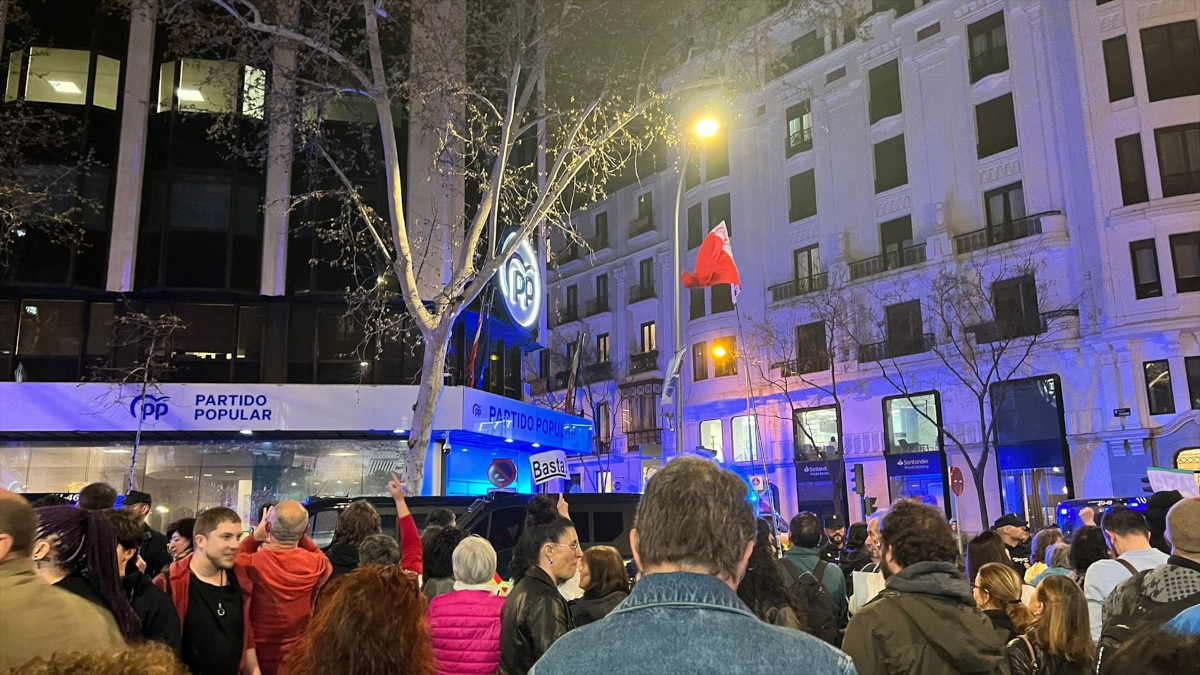 Unas 800 personas --según datos de la Delegación del Gobierno-- se han concentrado esta tarde a las puertas de la sede nacional del Partido Popular en Madrid, en la calle Génova.