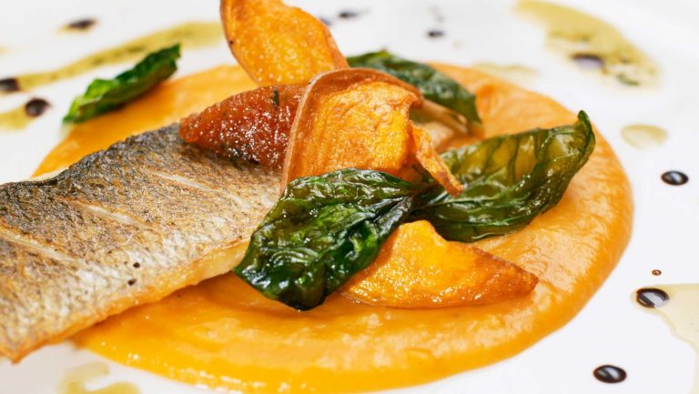 Exquisito filete de trucha en irresistible salsa de maracuyá, acompañado de puré de boniato y espinacas frescas