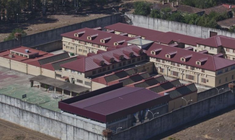 Un preso asesina presuntamente a dos compañeros en el Psiquiátrico Penitenciario de Sevilla