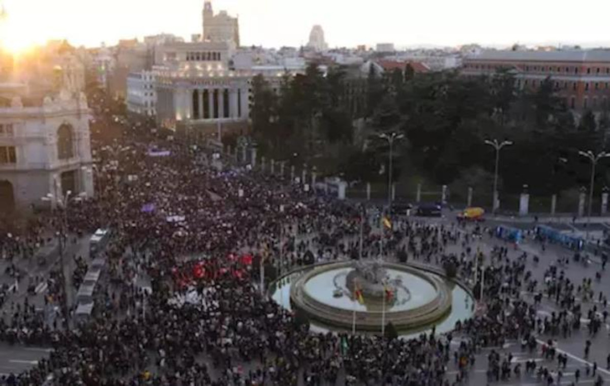 La juez del 8-M pide a Comunidad y Ayuntamiento de Madrid que informen sobre otros eventos masivos y si se cancelaron Imagen de Archivo de la marcha del 8-M por la Plaza de Cibeles, junto al Ayuntamiento de Madrid.