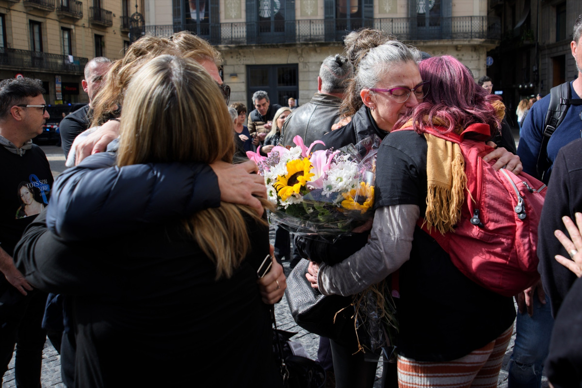 Continúan las concentraciones de los funcionarios de prisiones Momentos emotivos que se han vivido este miércoles por la mañana en la Plaza de sant Jaume, en el acto homenaje a Nuria, la cocinera asesinada en la cárcel de Tarragona, y para exigir la dimisión o cese de los responsables de las cárceles catalanas.