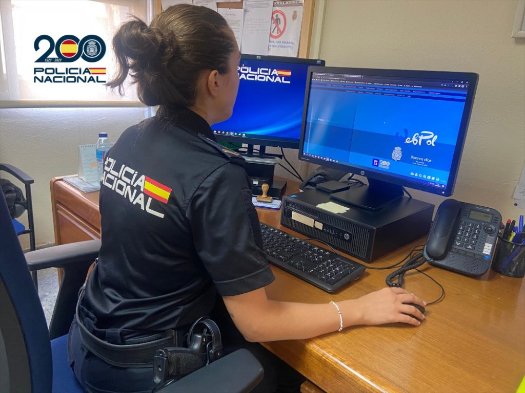 Los policías nacionales de Madrid piden mejoras a Marlaska 1 Moncloa Entre otras cuestiones, se quejan de fallos en la aplicación de Axon, dificultando la asignación de cámaras corporales y táser a policías.