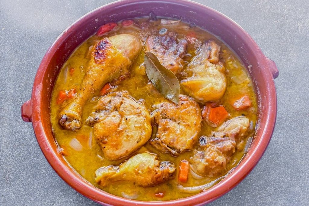 Pollo en salsa de la abuela húngara, receta para triunfar en familia 1 Moncloa pollo en salsa de la abuela en cazuela de barro Moncloa
