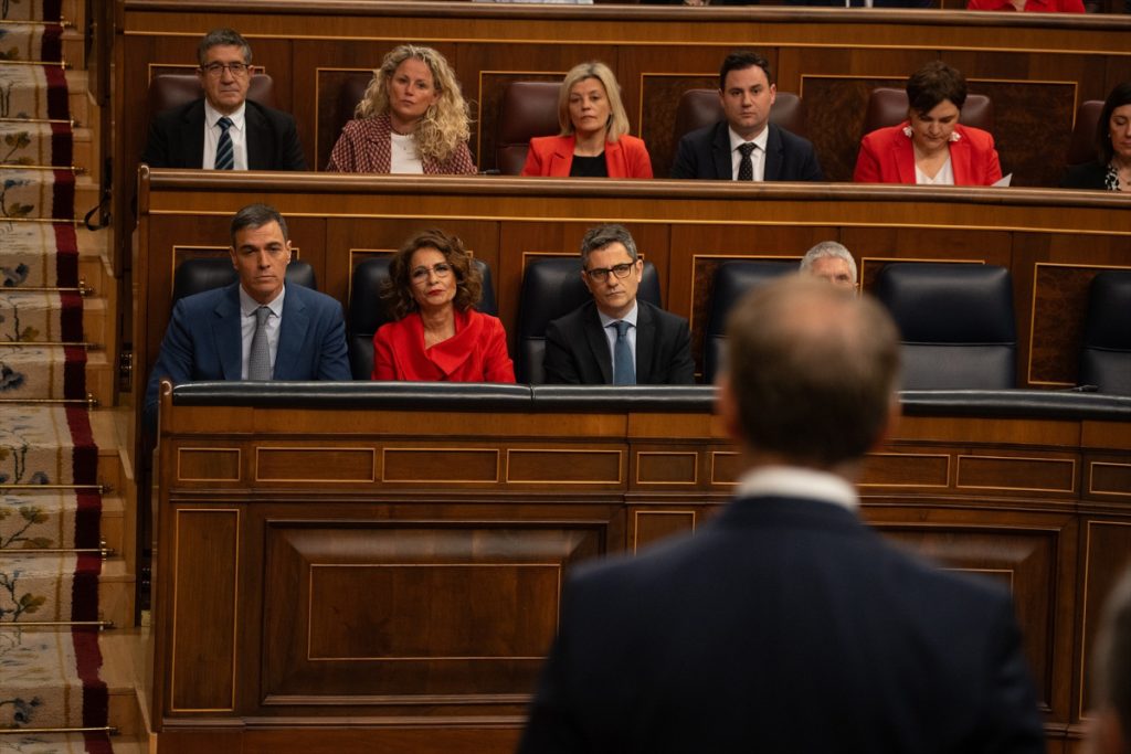 Parlamentarios piden rebajar el tono ante la crispación en el Congreso 1 Moncloa El presidente del Gobierno, Pedro Sánchez; la vicepresidenta primera y ministra de Hacienda, María Jesús Montero y el ministro de la Presidencia, Justicia y Relaciones con las Cortes, Félix Bolaños, mientras interviene el presidente del PP, Alberto Núñez Feijóo.