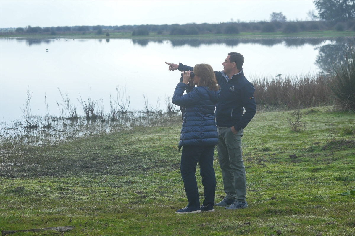 2023 EN IMÁGENES El presidente de la Junta de Andalucía, Juanma Moreno, conversa con la ministra de Transición Ecológica y Reto Demográfico, Teresa Ribera, durante la visita al Parque Nacional de Doñana.