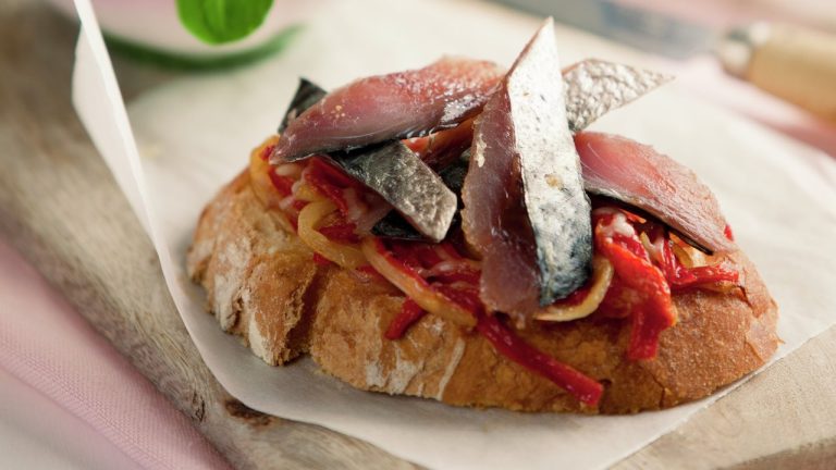 Tosta con lomo de sarda marinada: Una receta de escándalo para esta Semana Santa