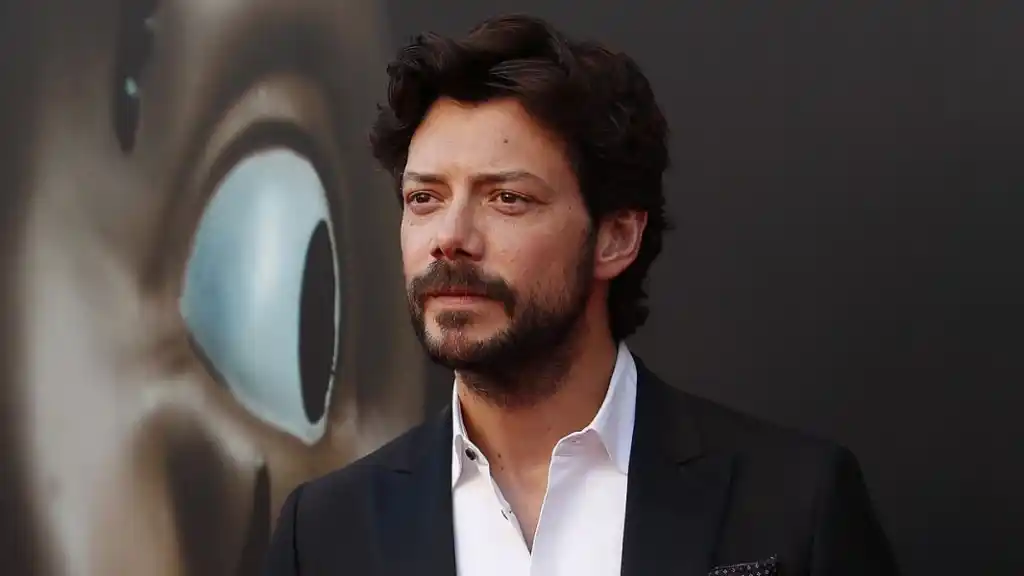 Álvaro Morte sufre de una extraña fobia que le prohíbe actuar en ciertos escenarios: cuál es y como podría tratarla 1 Moncloa Cómo se trata la talasofobia