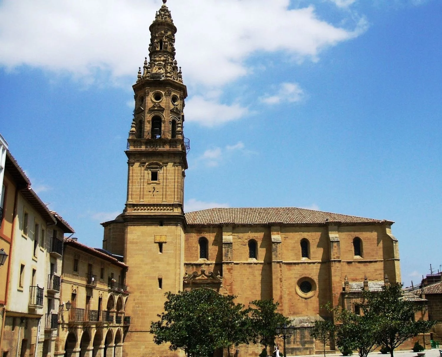 Descubre la región española que te enamorará desde el primer momento 1 Moncloa REGIÓN ESPAÑOLA DE LA RIOJA: HISTORIA Y CULTURA