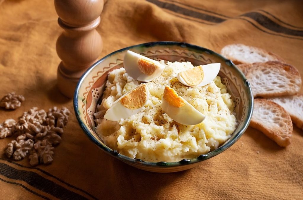 Cómo hacer un delicioso atascaburras manchego con bacalao y patatas en pocos pasos 1 Moncloa Prepara el atascaburras manchego con esta receta