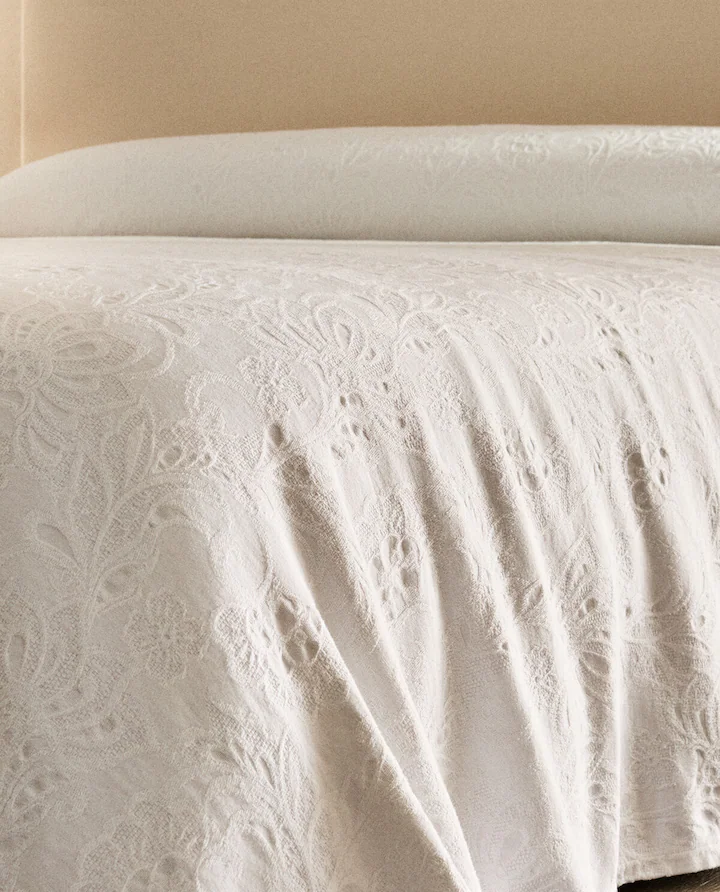 5 prácticas y ligeras colchas de Zara Home ideales para esta primavera 2 Moncloa Colcha floral Moncloa
