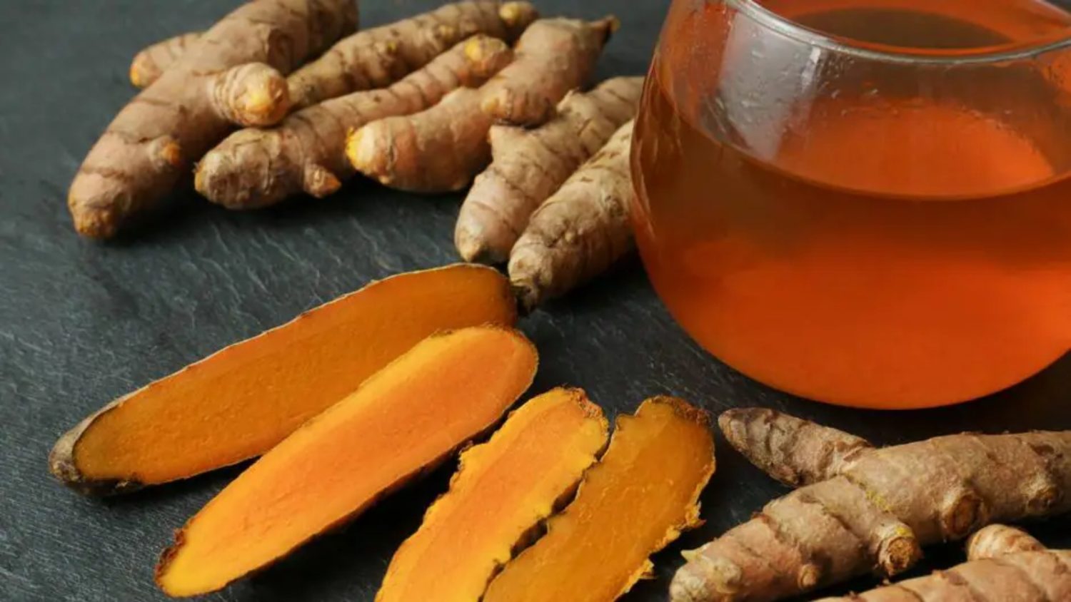 Adiós ibuprofeno: Cúrcuma y pimienta negra, el secreto antidolor natural que está revolucionando la salud 2 Moncloa Preparación de las infusiones de cúcuma y pimienta negra