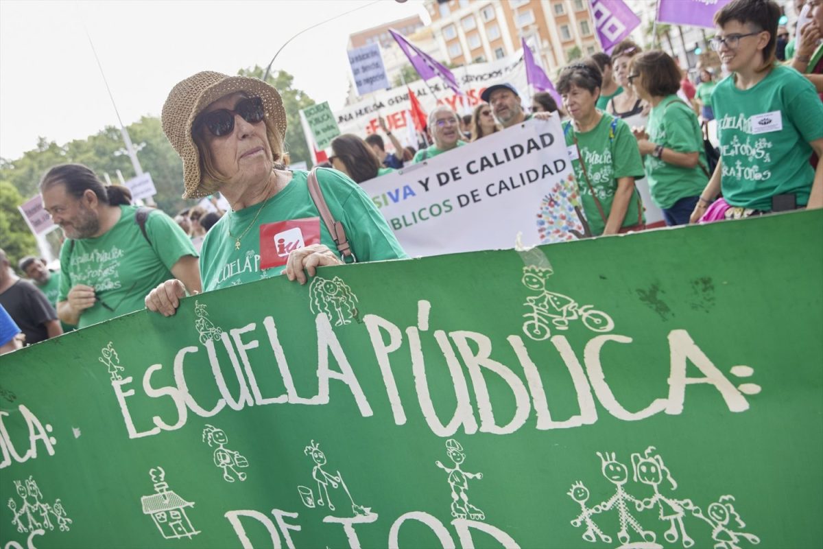 EuropaPress_5428264_varias_personas_protestan_marcha_educacion_publica_neptuno_cibeles Los profesores madrileños retoman este sábado la Marea Verde. | Foto: Europa Press