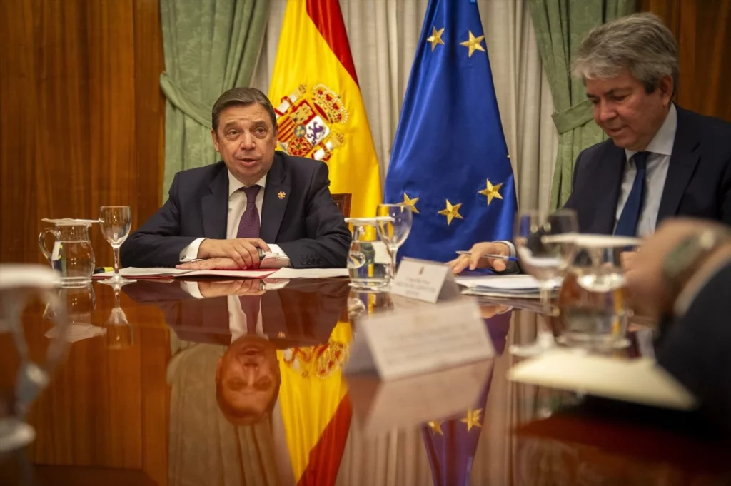 La Real Federación de Caza pide al PSOE una mesa de trabajo para abordar los proyectos que afecten al sector 1 Moncloa EuropaPress 5744401 ministro agricultura pesca alimentacion luis planas reunion presidente real Moncloa