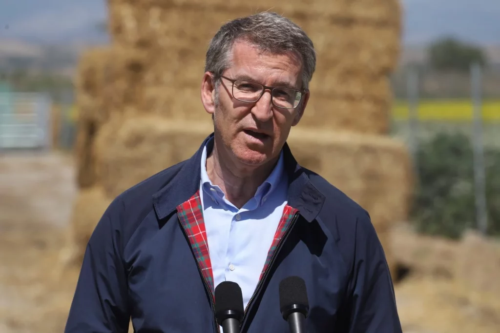 EuropaPress 5881037 lider pp alberto nunez feijoo atiende medios visita granja cooperativa Moncloa