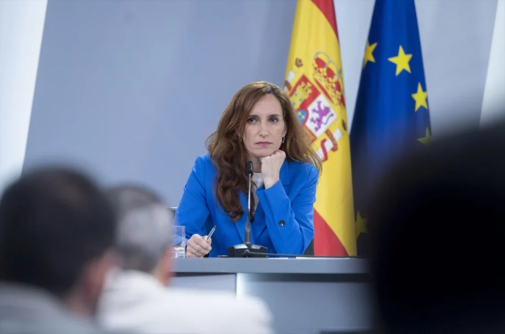 Mónica García, más centrada en la crema solar gratuita que en la Atención Primaria. | Foto: Europa Press