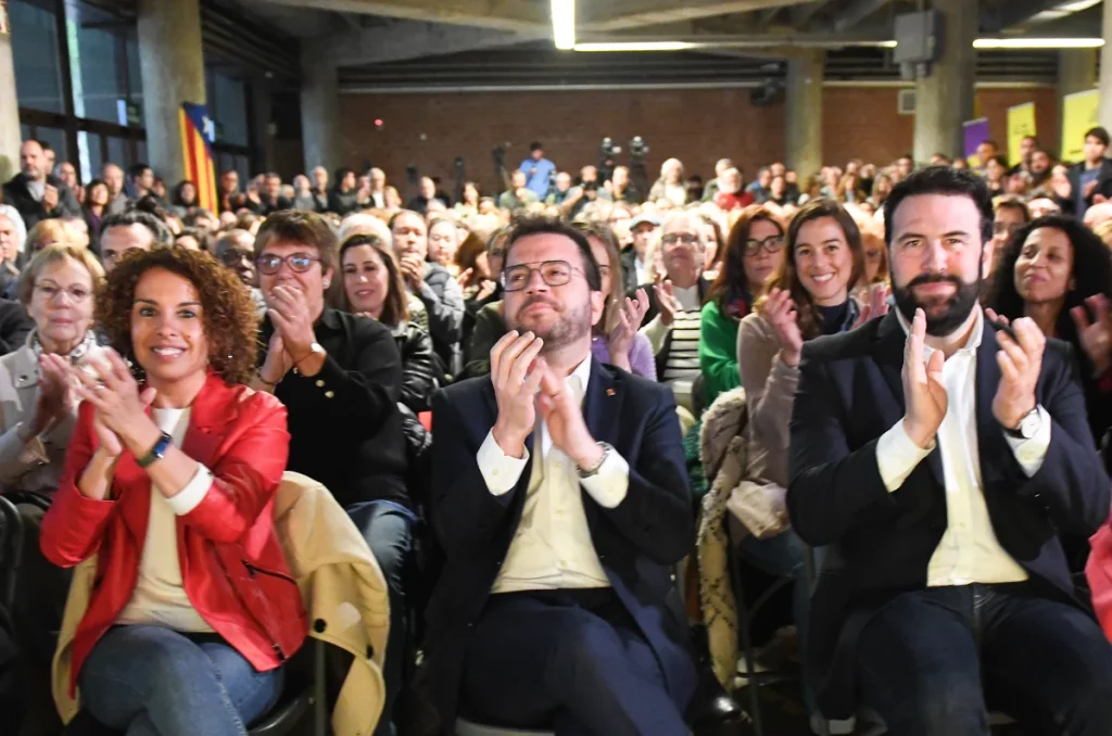 Los mil errores de Pedro Sánchez en su decisión dejan cuatro virtudes al PSOE 2 Moncloa El presidente de la Generalitat, Pere Aragonès, en un mitin durante esta campaña del 12-M