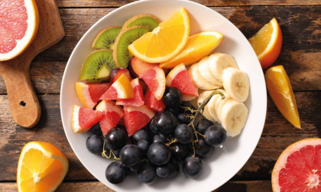 Frutas que roban el sueño: cuáles son las que tienes que evitar en la cena 2 Moncloa Otras frutas que debes evitar en la noche