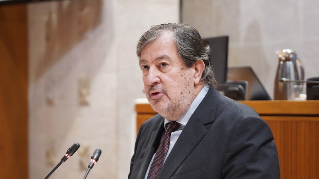 Vox y PP exigen a Puente el desarrollo del corredor Cantábrico-Mediterráneo 1 Moncloa Juan Vidal, el diputado de Vox protesta porque durante los últimos cinco años, el Gobierno Central de Sánchez no ha tenido dinero para inversiones ferroviarias en Aragón.