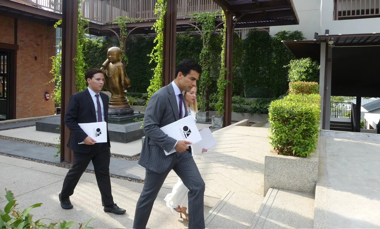 Juango Ospina y Beatriz Uriarte en primer término.