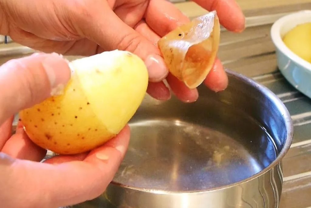 4 sorprendentes trucos para mejorar tus platos con patatas 3 Moncloa Truco 3: Pelada fácil con un corte circular