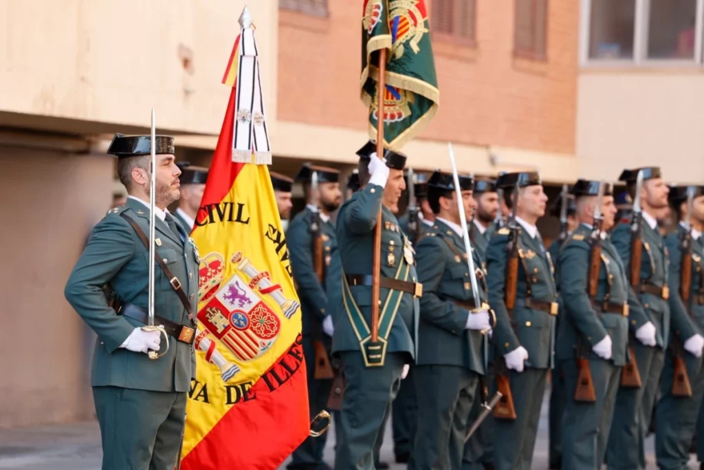 Los guardias civiles que defendieron la Constitución ganan a Marlaska en los tribunales 1 Moncloa Marlaska abrió una investigación contra los guardias civiles que defendieron que «juraron derramar su sangre por la Constitución» hace unos meses.