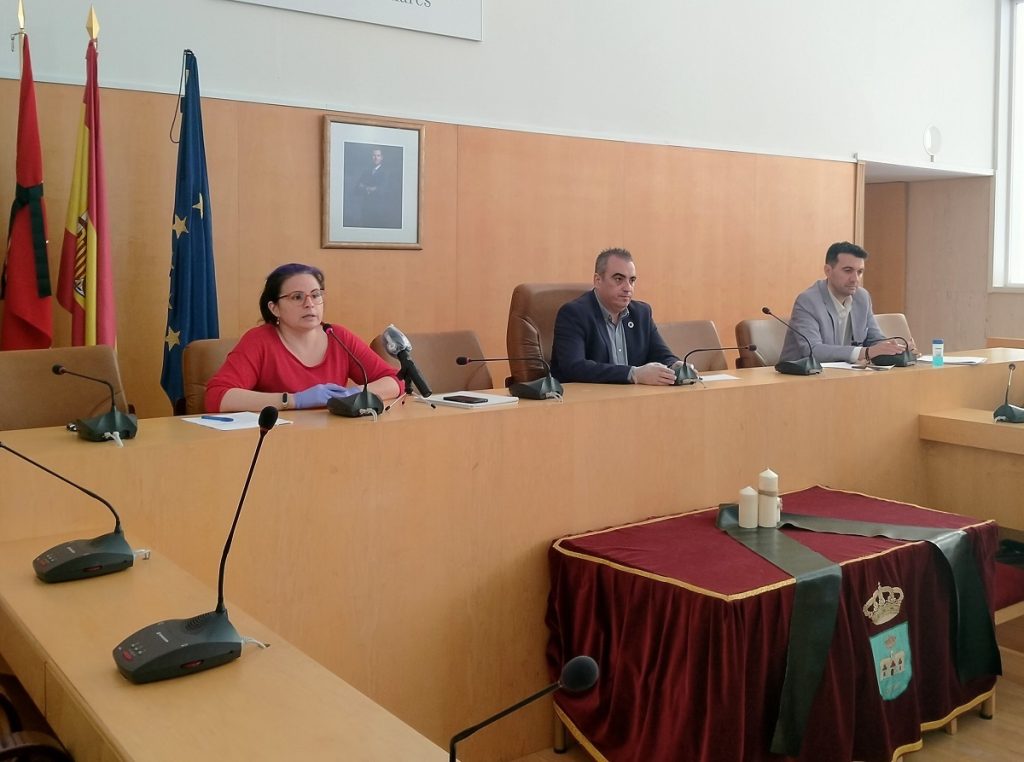 El alcalde de San Fernando de Henares, Javier Corpa; y la segunda teniente de alcalde, Leticia Martín; tratan de llegar a un acuerdo con la plantilla para evitar la huelga. 