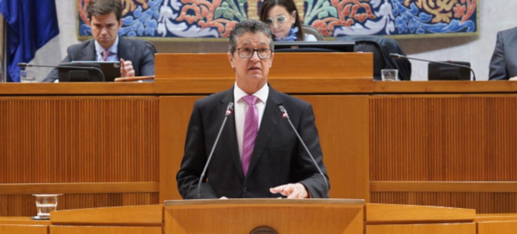 Vox y PP exigen a Puente el desarrollo del corredor Cantábrico-Mediterráneo 2 Moncloa Antonio Romero, el portavoz del Fomento del PP que ha calificado de “inadmisible” que Valencia y Zaragoza, “tercera y cuarta ciudad de España, no estén conectadas por una línea de altas prestaciones que se prolongue hasta la cornisa cantábrica”.