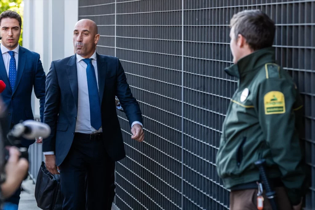 El abogado de Rubiales tendrá que justificar a la juez su papel en los contratos de la Supercopa en Arabia 1 Moncloa Luis Rubiales, a la llegada al juzgado.