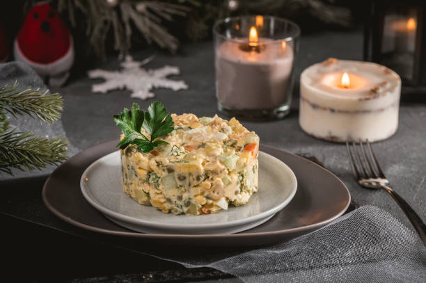 Ensaladilla rusa, como nunca la probaste: el ingrediente secreto que la hará explotar de sabor 1 Moncloa Prepara la ensaladilla rusa con langostinos picados