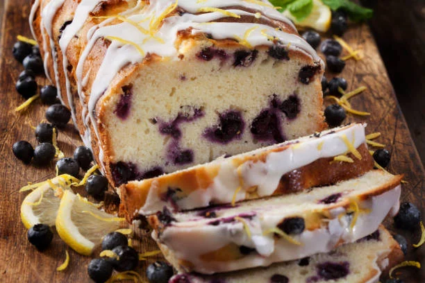 El secreto para hacer un bizcocho de arándanos impecable 2 Moncloa Glaseado de limón: un toque refrescante y ácido