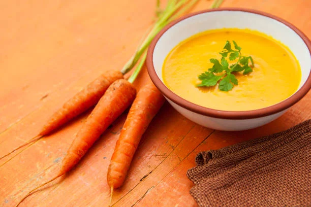 3 sopas frías para hacer con batidora de mano en un abrir y cerrar de ojos 3 Moncloa Zanahoria: color, sabor dulce y refrescante