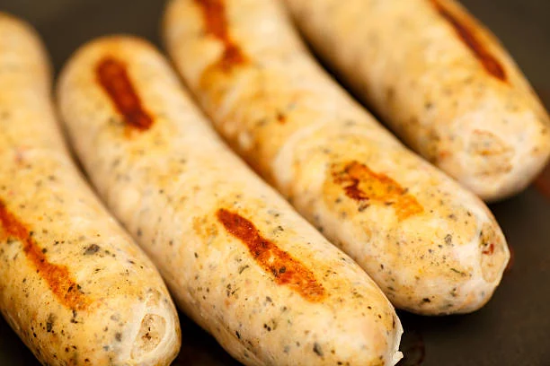 Hace tus propias salchichas de pollo con estos 3 ingredientes