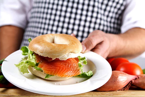 Salmón ahumado: descubre qué consideran los chefs al seleccionarlo 2 Moncloa Técnica de ahumado y frescura del producto