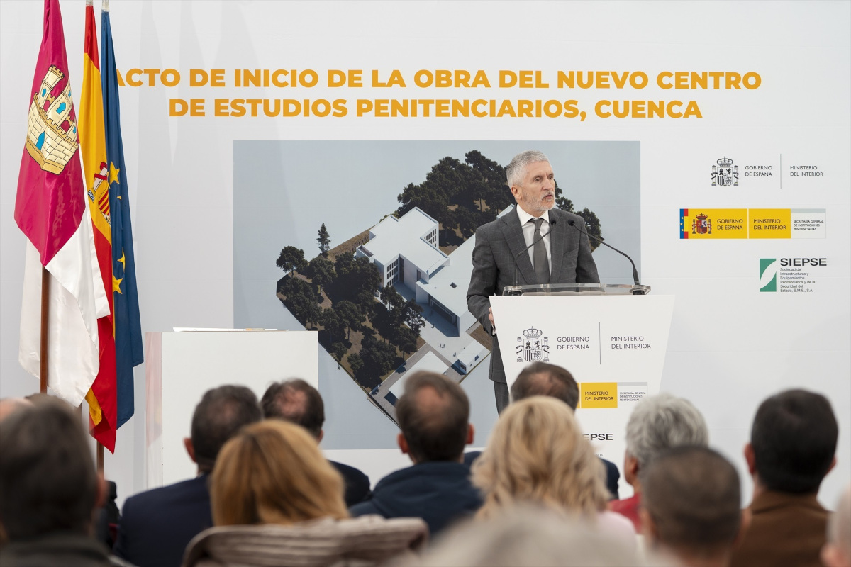 El ministro Fernando Grande-Marlaska inaugurando un nuevo centro de estudios penitenciarios.