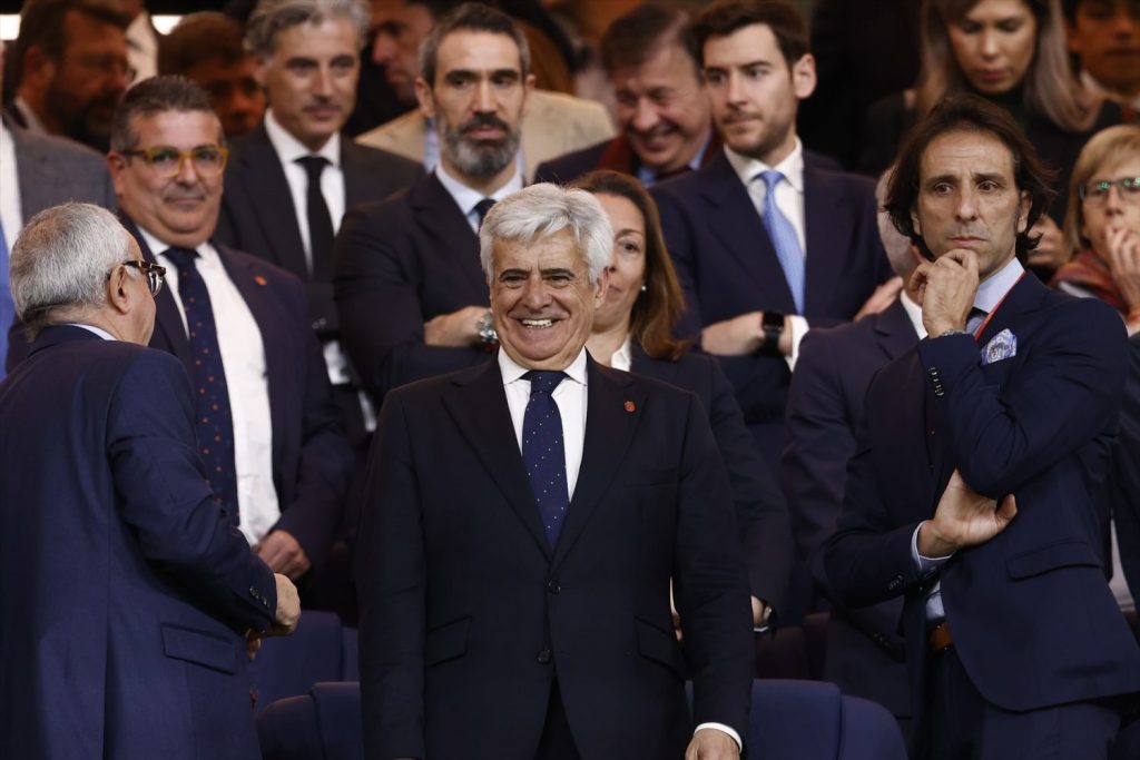 Pedro Rocha supera el centenar de avales para presidir la RFEF 1 Moncloa Pedro Rocha durante el amistoso de España y Brasil.