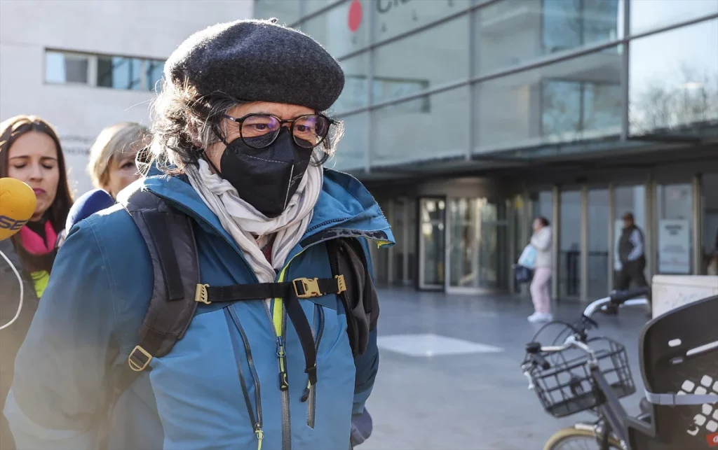 Vox recurre el archivo del 'caso Oltra' tras un sobreseimiento «abrupto» 1 Moncloa El trabajador social Luis Eduardo Martínez Icardi, exmarido de Mónica Oltra, llegando a la Audiencia Provincial de Valencia.