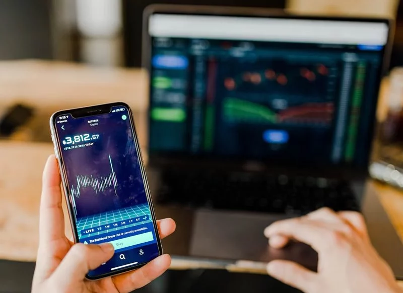 NO TE FÍES DE QUIENES OFRECEN GRANDES BENEFICIOS