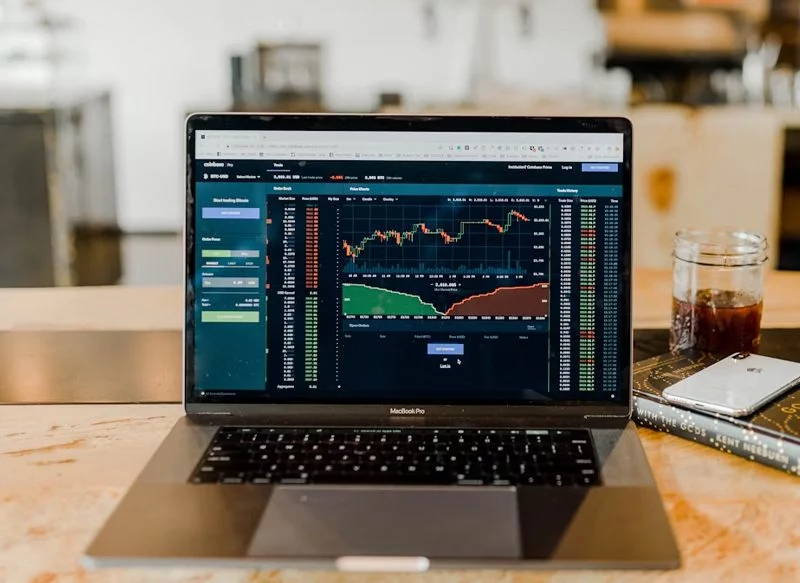 ¿QUÉ SON LOS BROKERS?