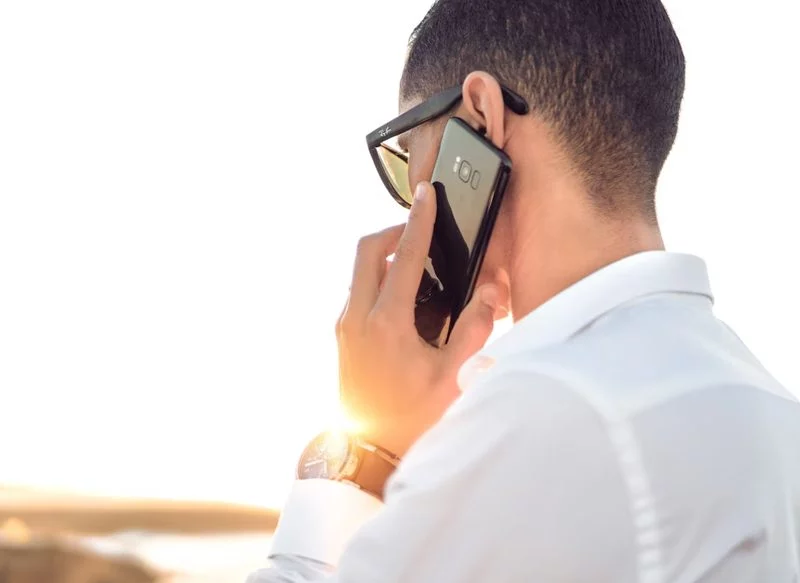 NUNCA DES INFORMACIÓN SENSIBLE A TRAVÉS DEL TELÉFONO