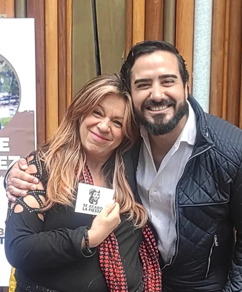 'Se acabó la fiesta', de Alvise Pérez, se cuela en las encuestas del 9-J 2 Moncloa Alvise Pérez y su partido Se acabó la fiesta suena en las encuestas para conseguir eurodiputados en el Parlamento Europeo.