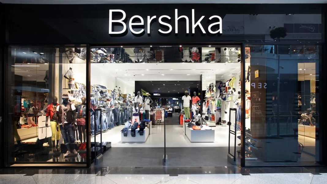El regreso triunfal del top denim corset de Bershka: Un renacimiento del estilo y la sensualidad
