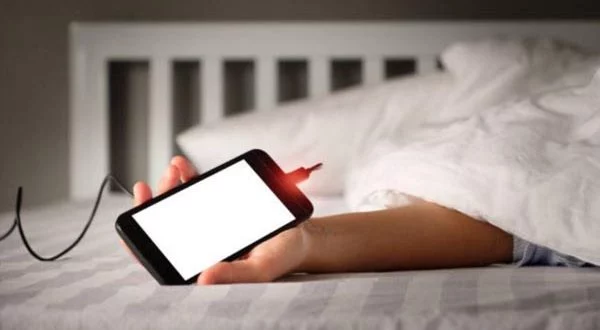 Por qué cargar el móvil cerca mientras duermes podría poner tu vida en riesgo 2 Moncloa CARGA EL MÓVIL SIN EMISIONES NOCIVAS