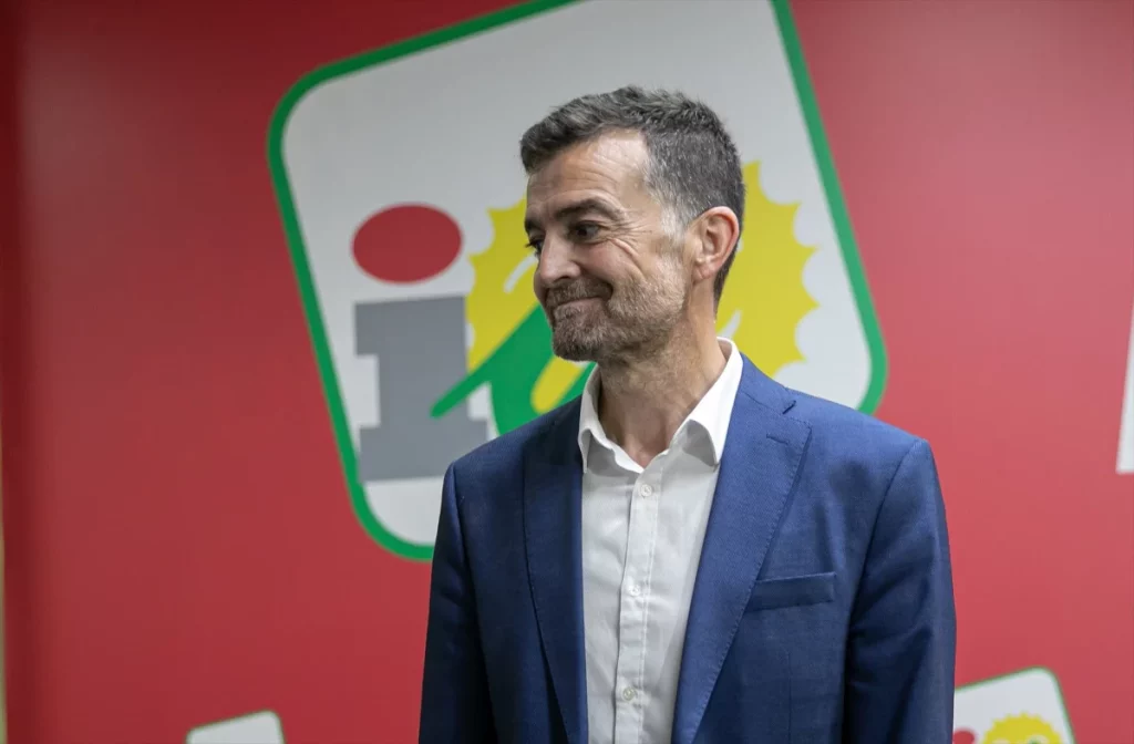 Maíllo gana a Sira Rego y lidera IU.