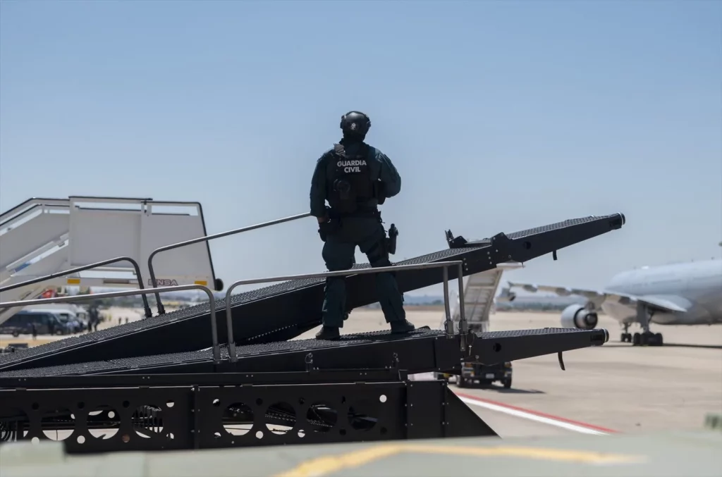 EuropaPress 4542301 agente guardia civil dispositivo seguridad llegada presidente eeuu base Moncloa