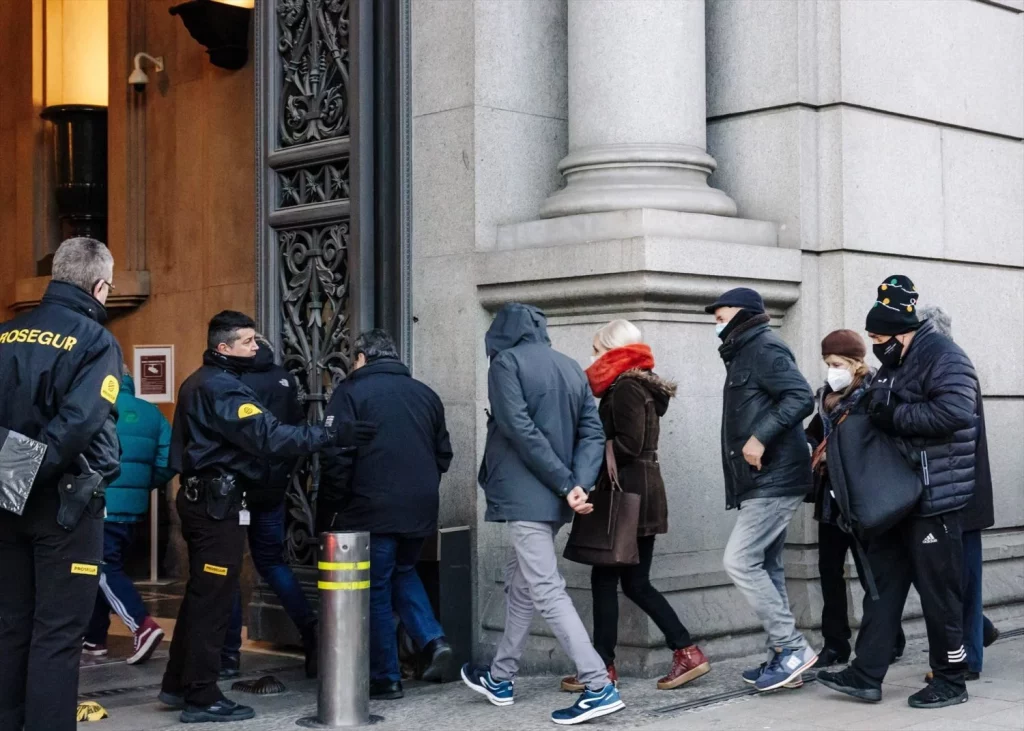 Varias personas entran en el Banco de España para contratar Letras del Tesoro, a 3 de febrero de 2023, en Madrid (España)