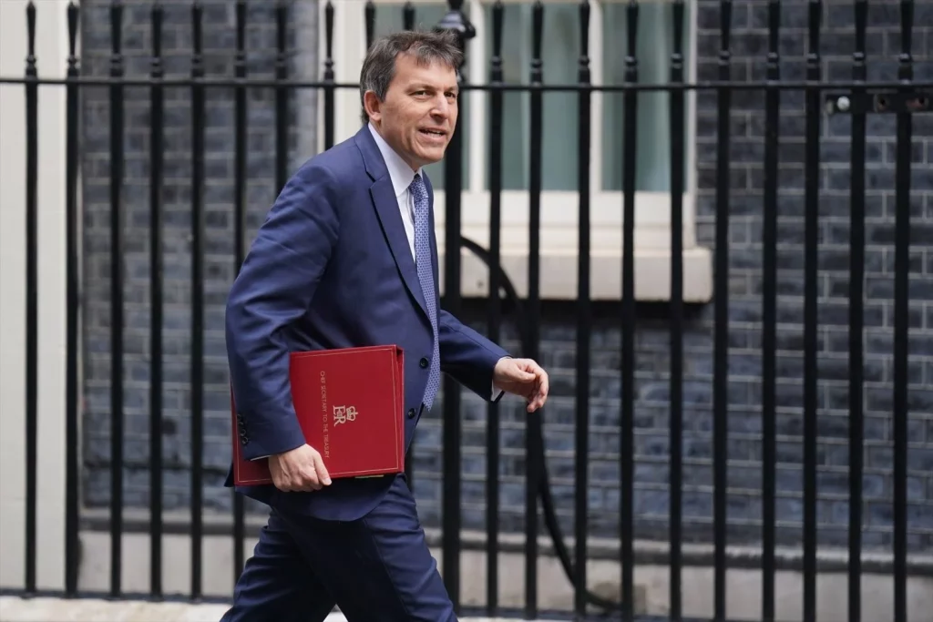 John Glen, secretario de Estado de Reino Unido